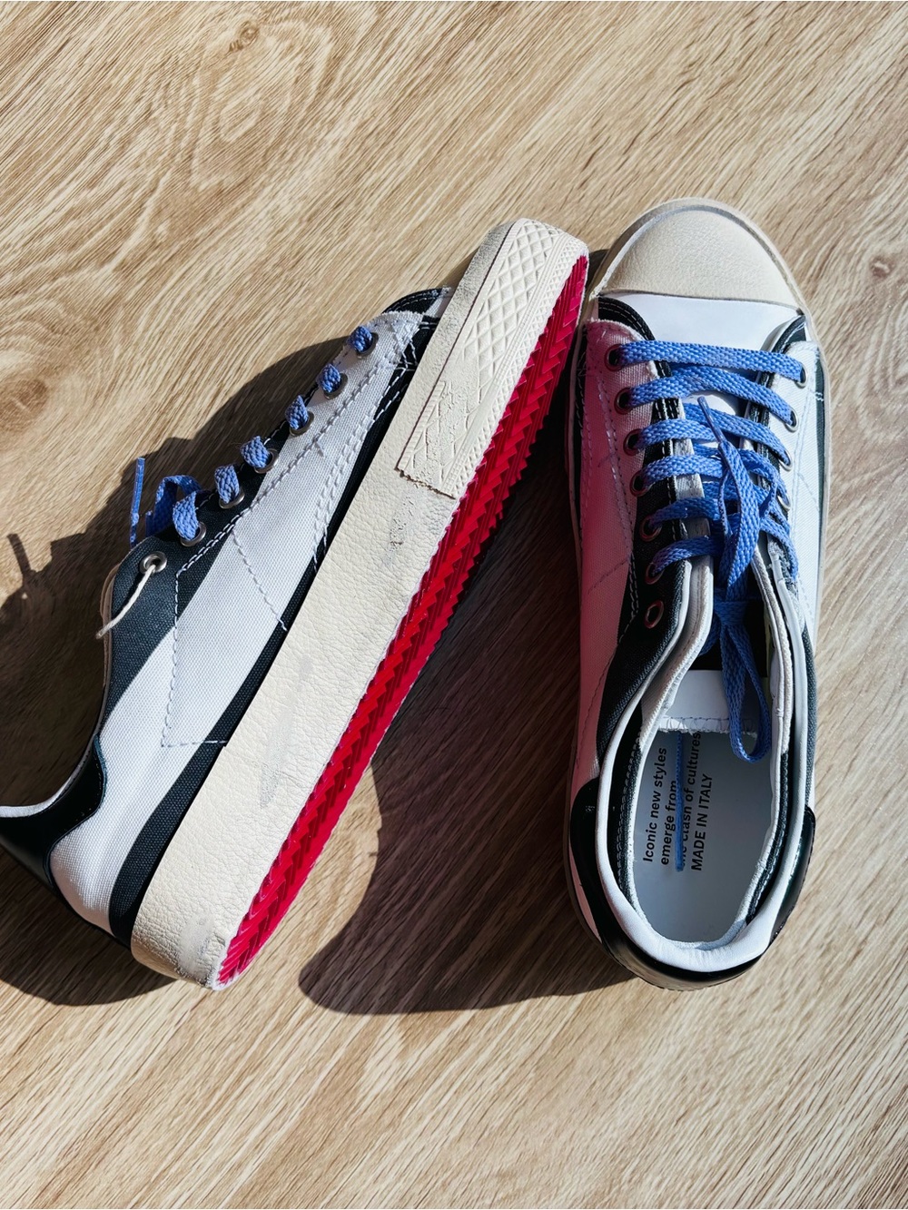 Hidnander Sneakers in White & Blue with Red Outsole, size 39EU